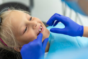 歯を矯正する少女