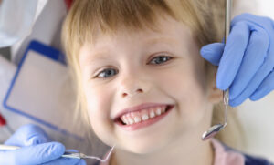 治療中に歯を見せる少女