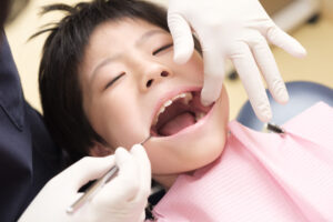 歯科医院で治療を受ける少年