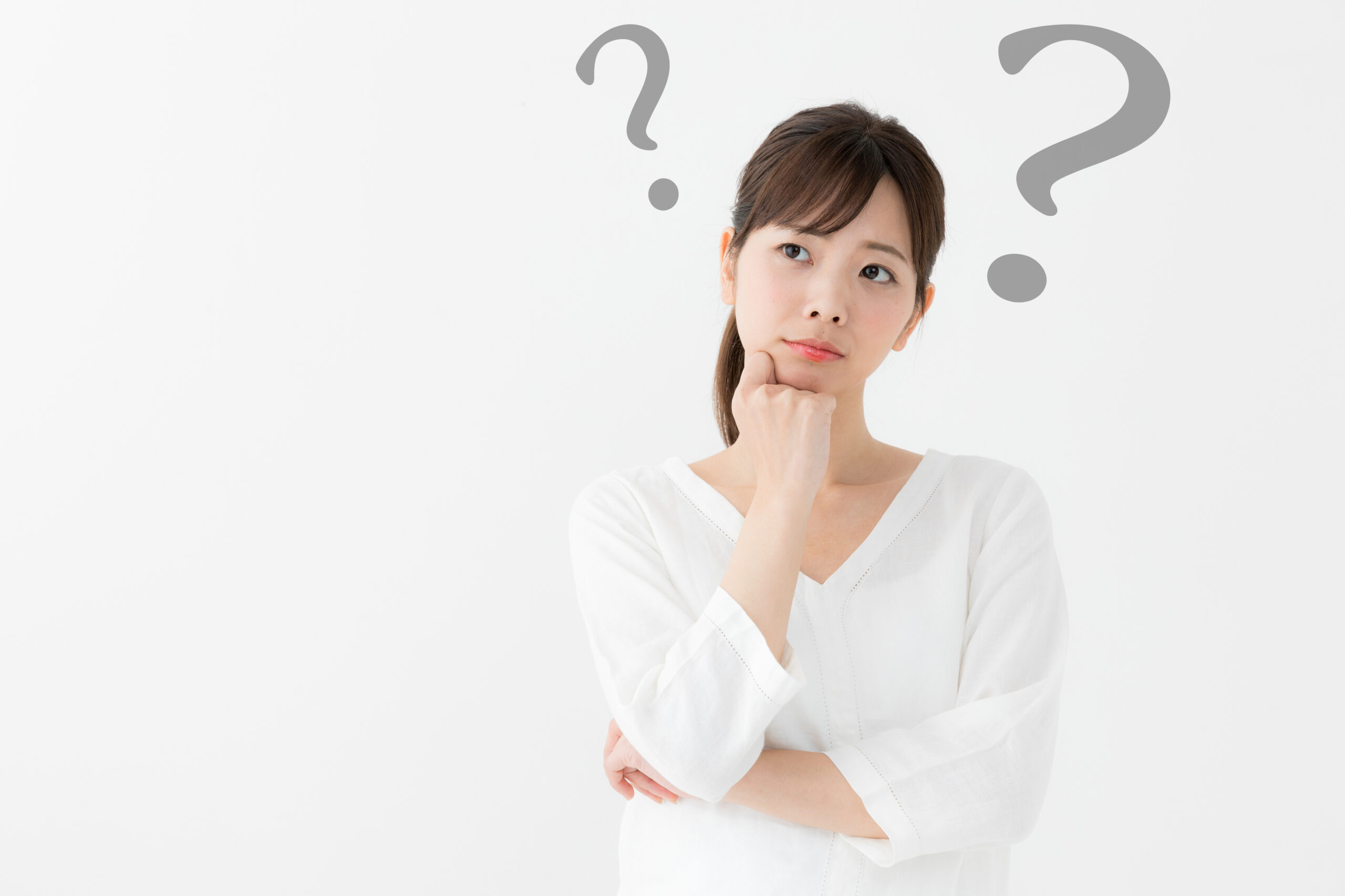 頭上に?を2つ浮かべる女性