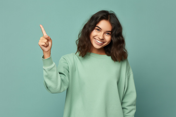 ワイヤー矯正のポイントを説明する女性