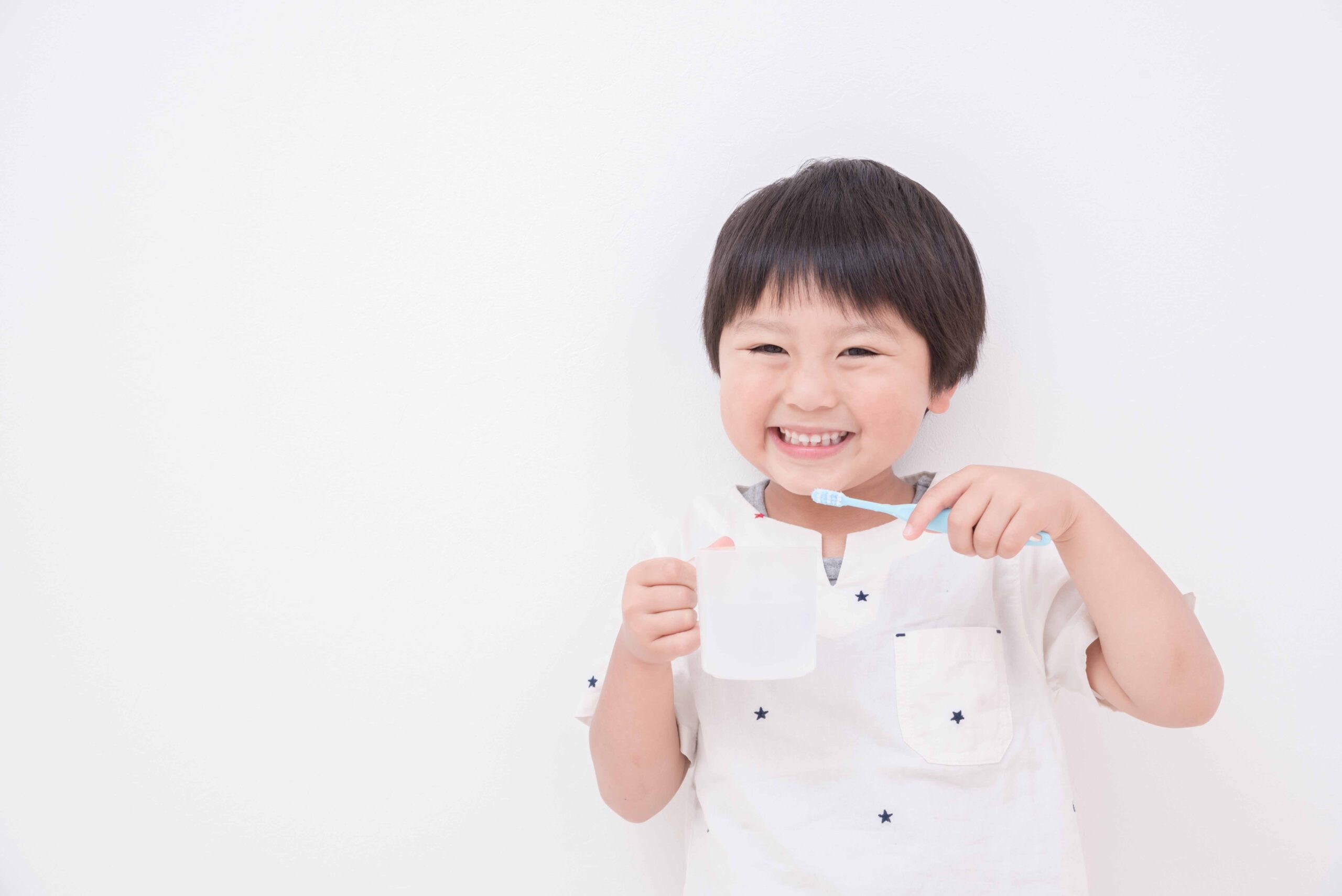 歯磨きをする男の子