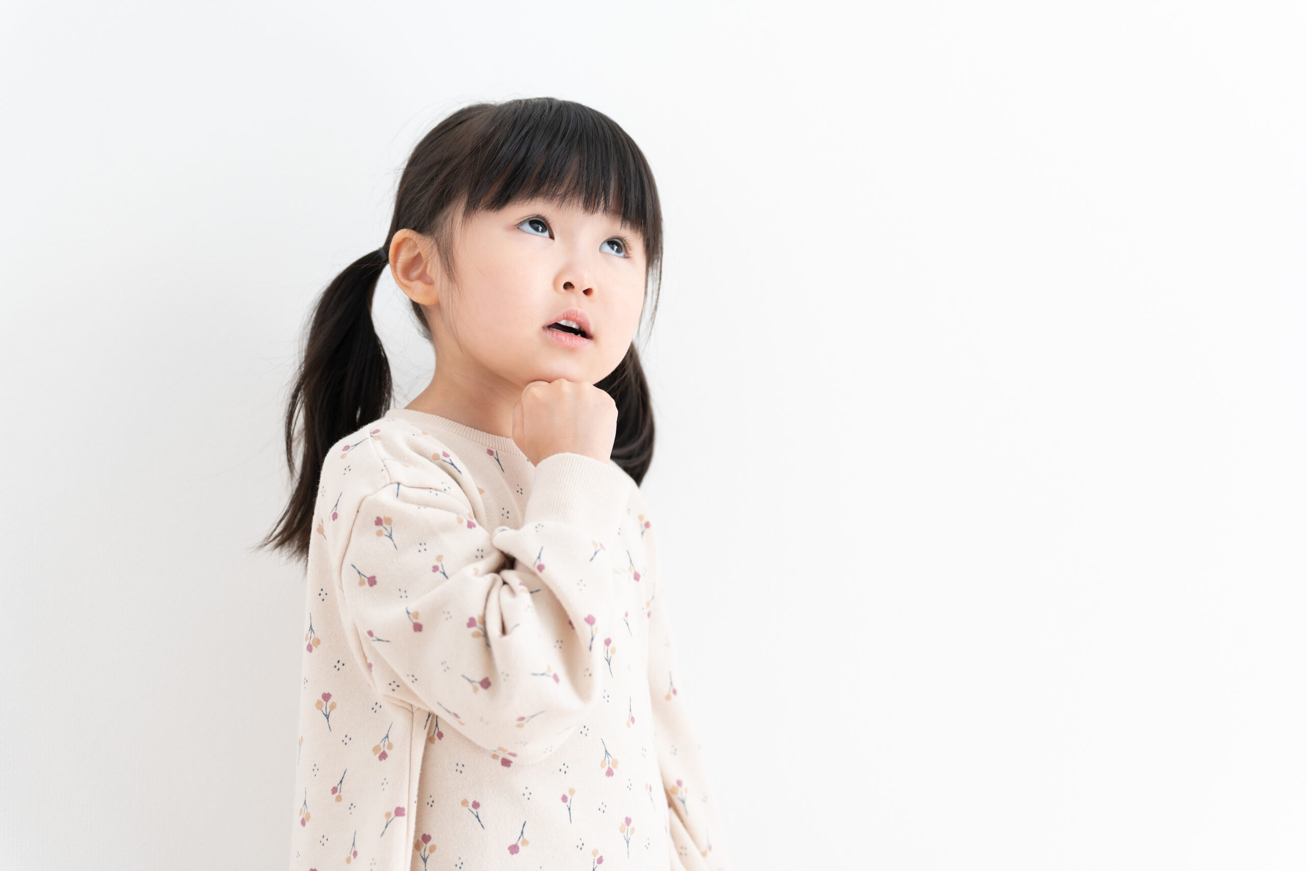 マウスピースとワイヤー矯正の模型を持っている女の子