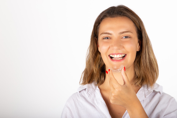 マウスピース矯正をする女性