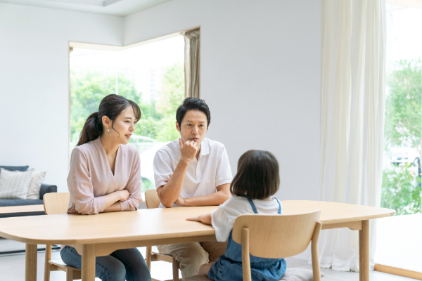 相談する父と母と少女