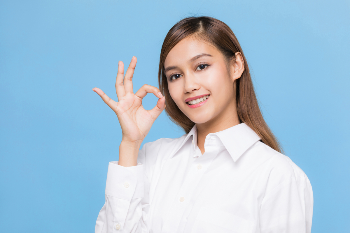 指でOKマークを出している女性
