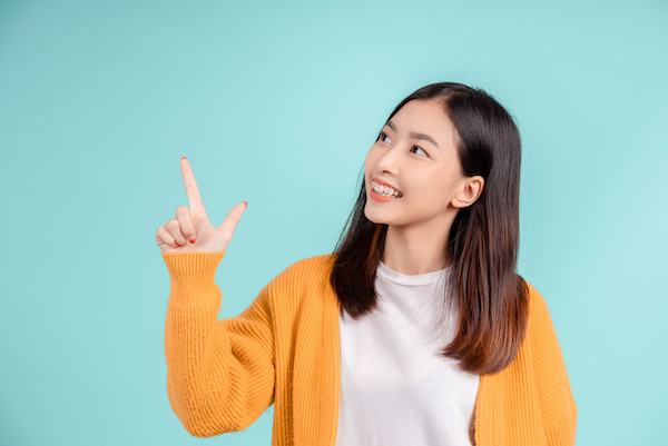 ワイヤー矯正の説明をする女性
