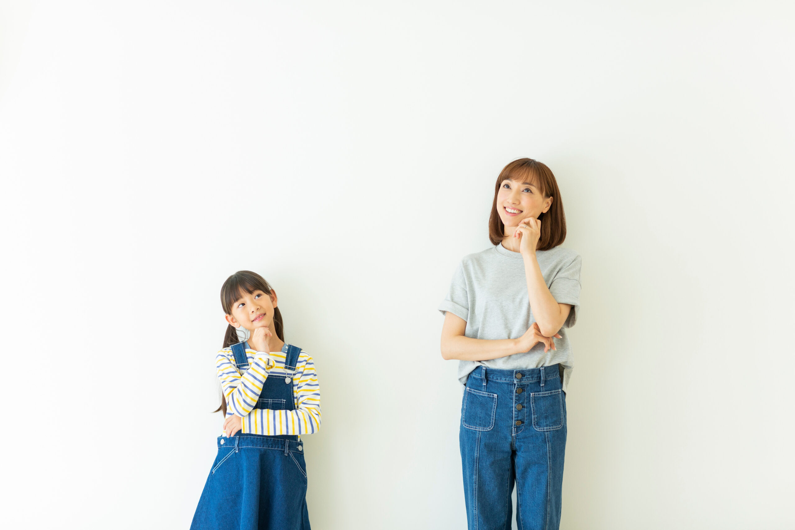 顎に手を当てて考える親子