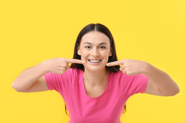 ワイヤー矯正をする女性