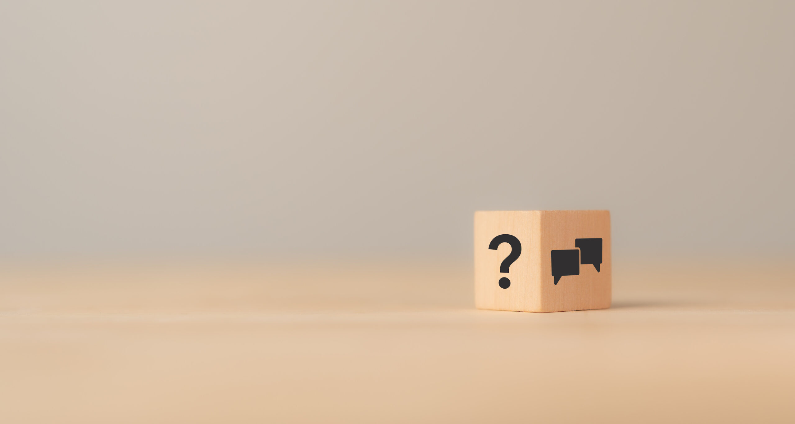 机に置かれた?の木のブロック