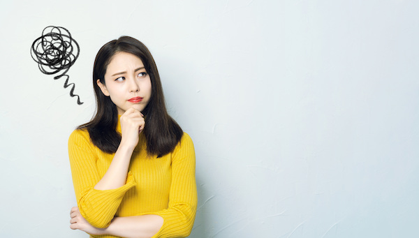 マウスピース矯正の治療期間が延長になり困る女性